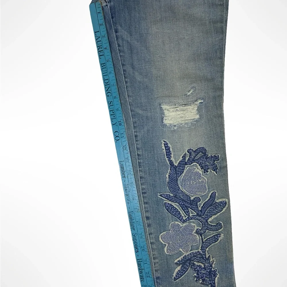 Chico So Slimming Girlfriend Crop Mid Rise Jeans Floral Embroidered Stretch Sz 6